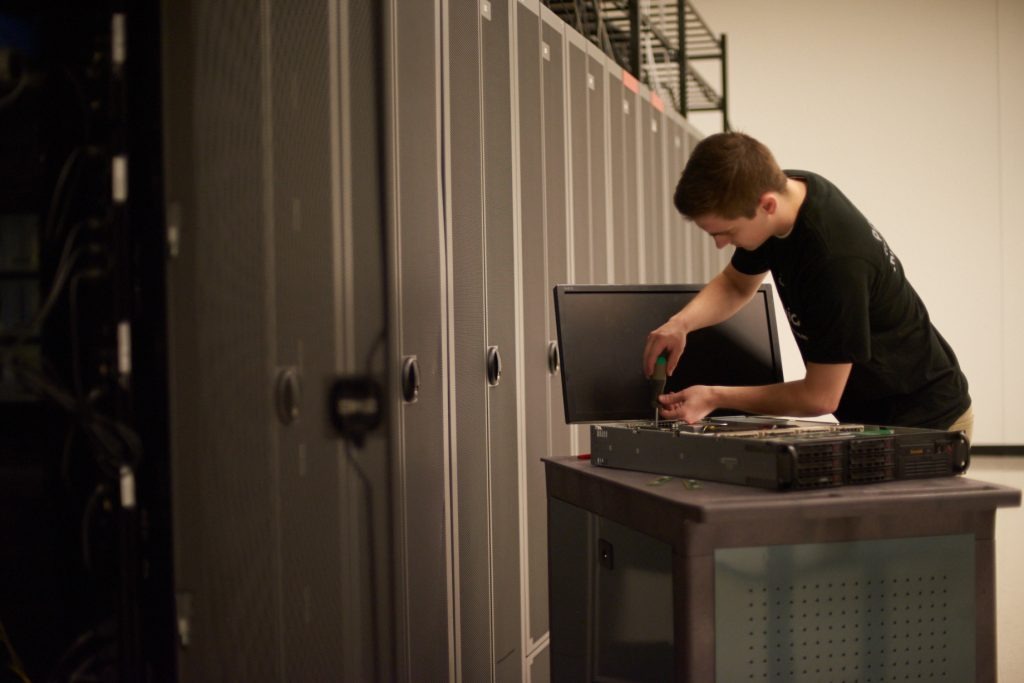 24/7/365 Techniker der Stufe 3 vor Ort